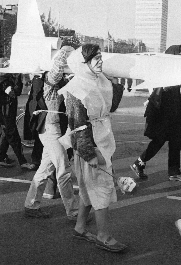 Fig. 5: Rose Comiskey, Anti-Reagan protest, O’Connell Bridge, Dublin, 1984.